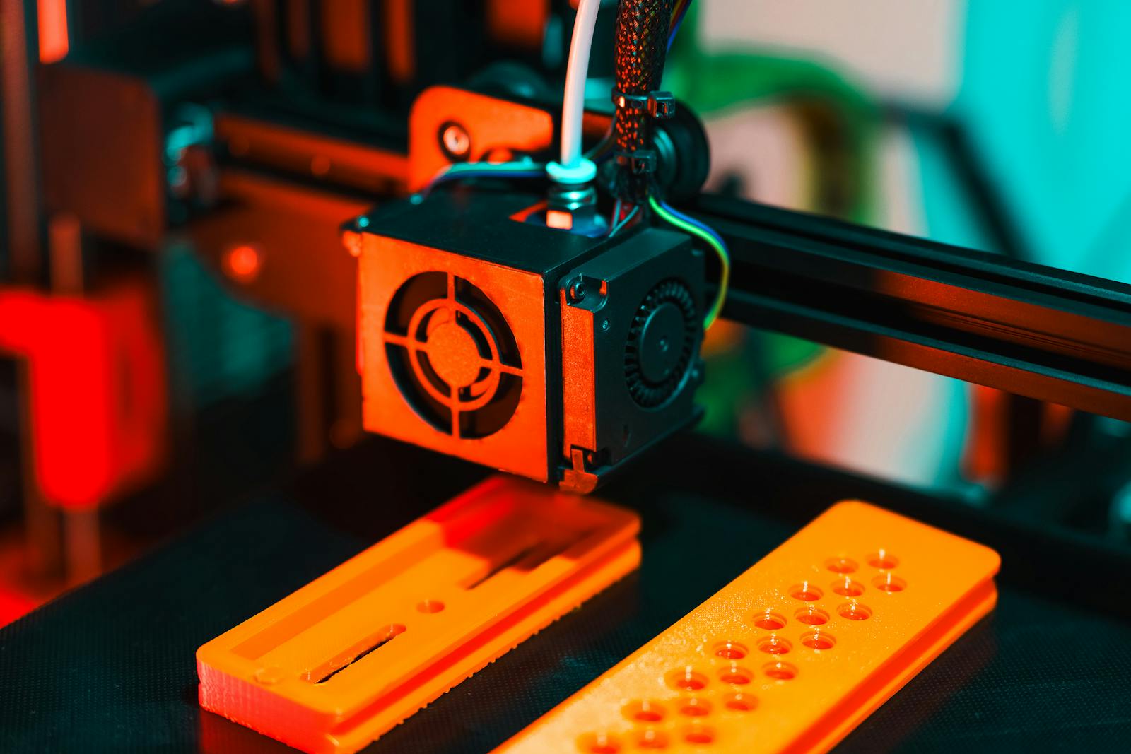 Close de impressora 3D extrudando filamento na mesa de impressão