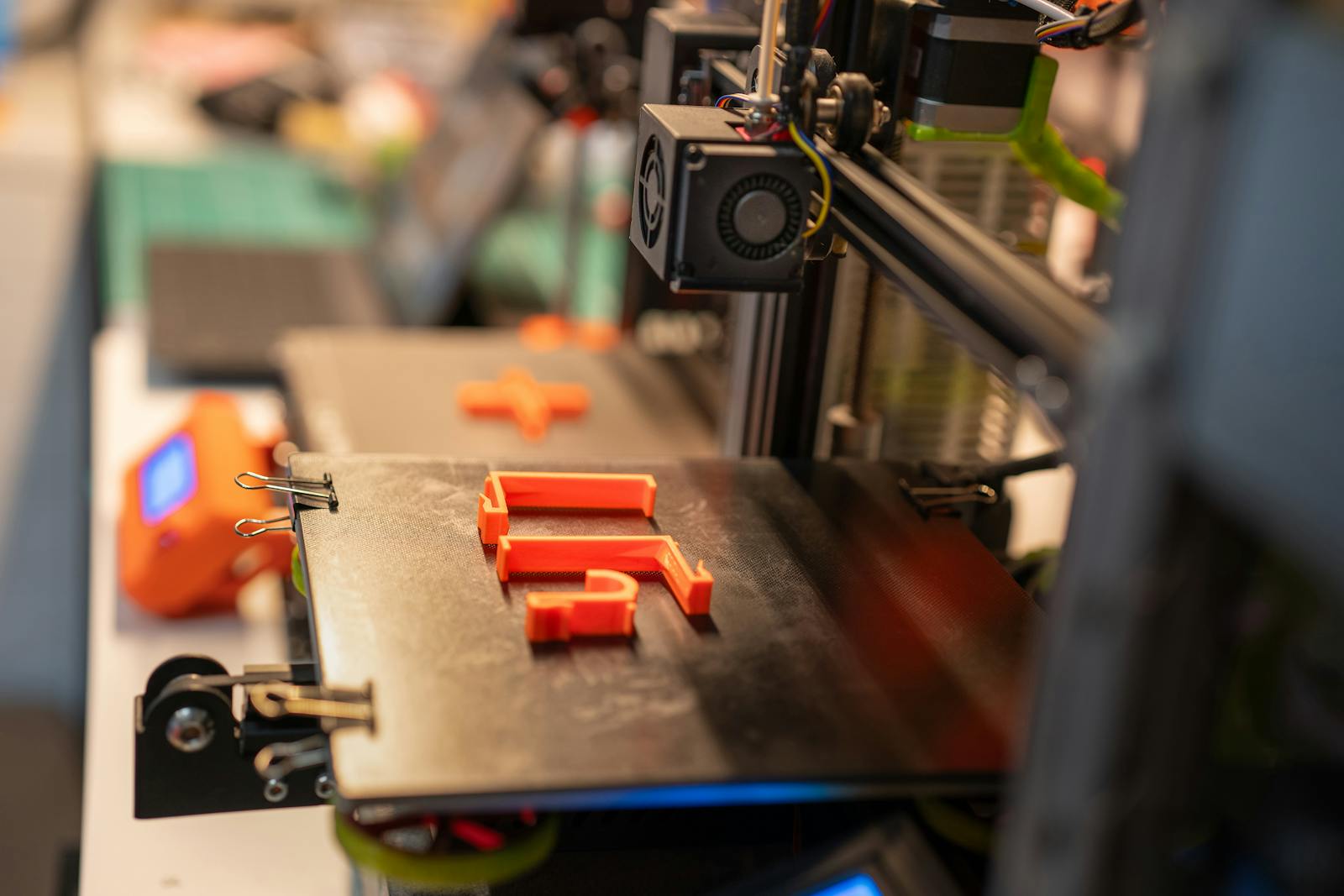 Peças impressas em 3D em diferentes cores demonstrando paleta variada
