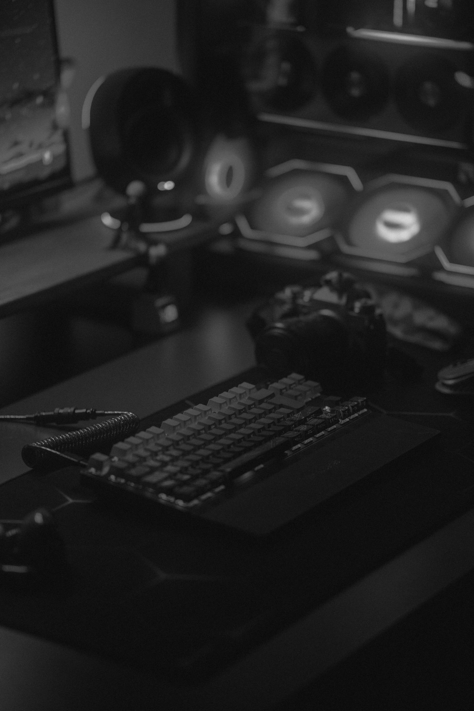 Setup de gamer minimalista com teclado mecânico e iluminação moody